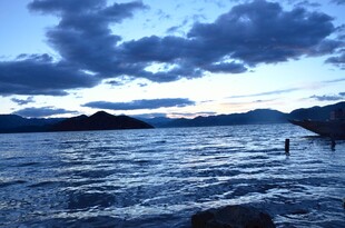 湖畔黄昏 水波与云影交织