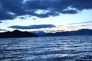 黄昏下的辽阔海面与远山