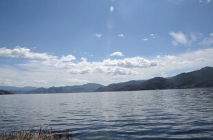 宁静湖景与远山蓝天