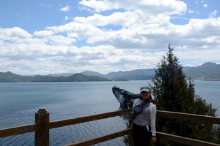 游客赏景湖畔留影