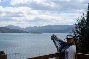 男子于湖畔惬意展臂赏景