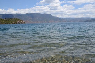 清澈湖水与远处山峦风景