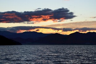 湖畔壮丽日落美景