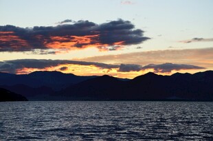 湖畔壮丽晚霞美景