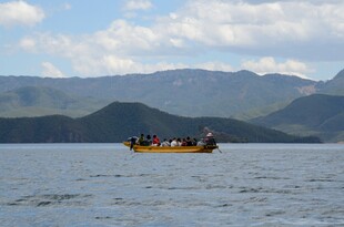 湖上泛舟赏远山美景