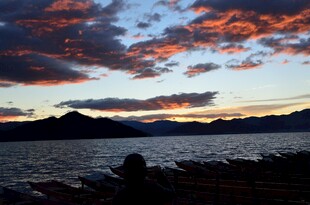 湖畔壮丽晚霞天空美景