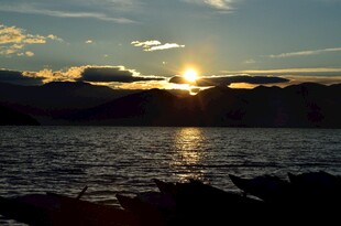 夕阳下波光粼粼的海面