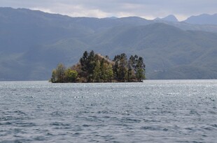 湖中小岛与远处山峦景观