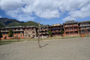 山间多层建筑景观