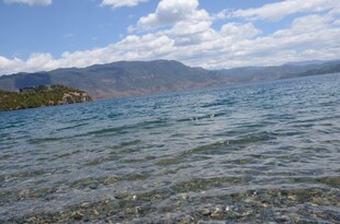 清澈湖水与远处山峦美景