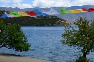 湖畔飘扬的五彩经幡