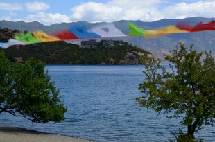 湖畔飘扬的多彩经幡