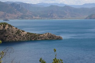 湖畔青山 静谧湖景风光