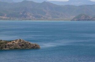 蓝色湖泊中的孤立小岛