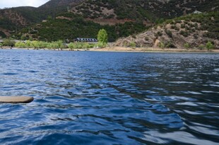 宁静湖水与远处山峦景色