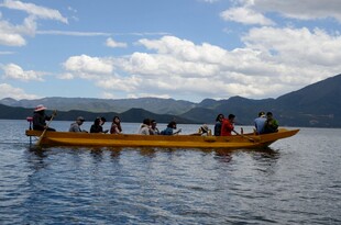 湖上泛舟赏景众人同游