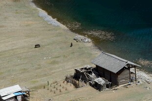 湖畔小屋与周边景致