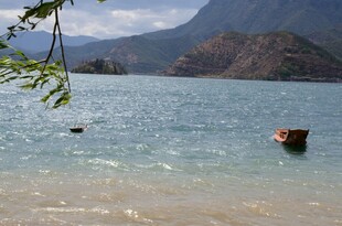 宁静湖景中的小船