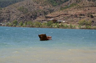 湖中小船 远山近水之景
