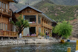 湖畔木质小屋风景如画