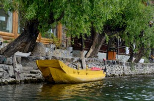 湖畔黄色小船静泊