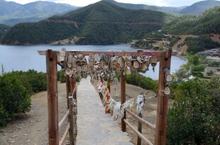 湖畔浪漫木质婚礼拱门