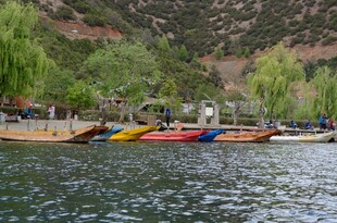 湖畔多彩船只静泊美景