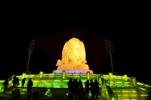 夜晚璀璨的大型佛像景观