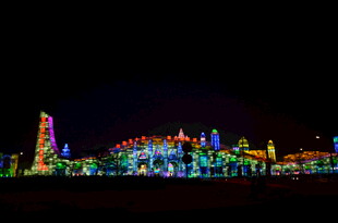 梦幻多彩的夜间灯光景观