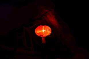 夜中悬挂的传统红灯笼