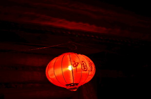 红灯笼点亮静谧角落