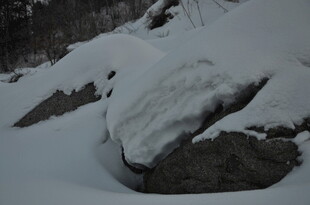 雪覆岩石的冬日景致