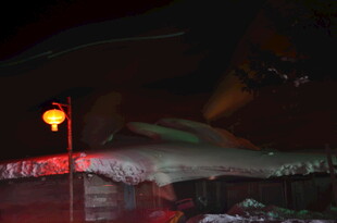 夜晚街头的暖黄灯光