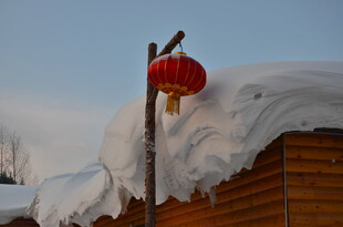 雪覆屋顶上的红灯笼
