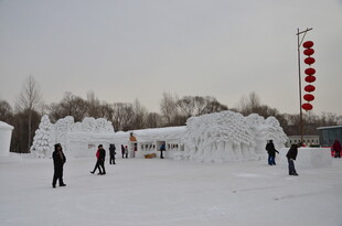 雪地冰雕景观 游人赏玩