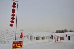 雪地红灯笼营造节日氛围