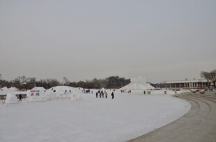 冬日雪地游玩场景