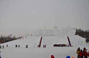 滑雪场热闹场景