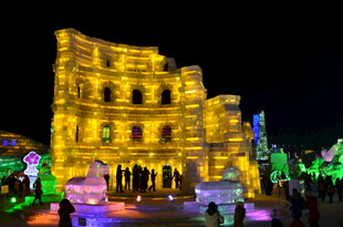 璀璨灯光下的罗马斗兽场