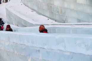 冰雕滑道上的欢乐时刻