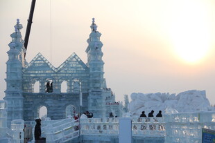 梦幻冰雪城堡日落美景