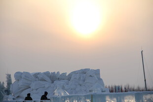 夕阳下的壮观冰雪景观