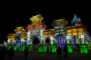 璀璨夜景下的绚丽建筑