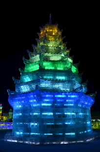 璀璨灯光下的绚丽宝塔