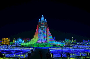 梦幻灯光下的绚丽建筑