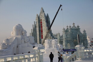 冰雪雕塑景观 游人漫步