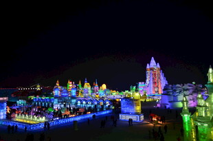 梦幻璀璨的夜间主题乐园