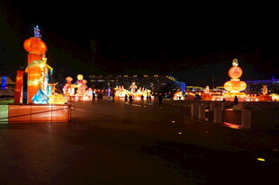 夜晚绚丽的彩灯景观