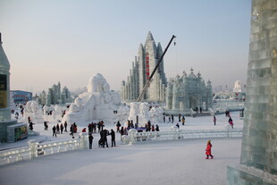 冰雪世界中的欢乐游玩场景