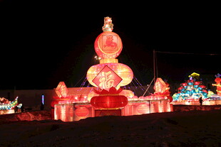 夜晚绚丽大型彩灯景观